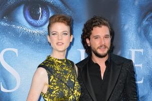 Kit Harington und Rose Leslie: Keine "GoT"-Hochzeit ohne einen Mönch