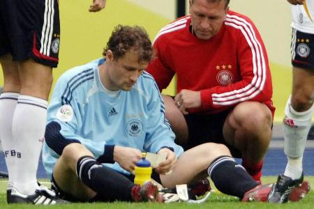 Fußball-WM 2006 in Deutschland: Torwart Jens Lehmann (l.) studiert den berühmten Elfmeterschützen-Spickzettel von Torwarttra...