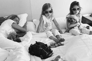 Es geht doch nichts über einen gemütlichen und faulen freien Morgen. Michelle Hunziger lümmelt im Bett mit ihren Kids