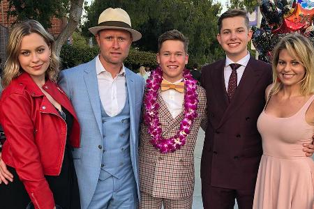 Familie Bure bei High-School-Feierlichkeiten: Candace Cameron Bure mit den Söhnen Maksim und Lev sowie Ehemann Waleri und To... Familie Bure bei High-School-Feierlichkeiten: Candace Cameron Bure mit den Söhnen Maksim und Lev sowie Ehemann Waleri und To...