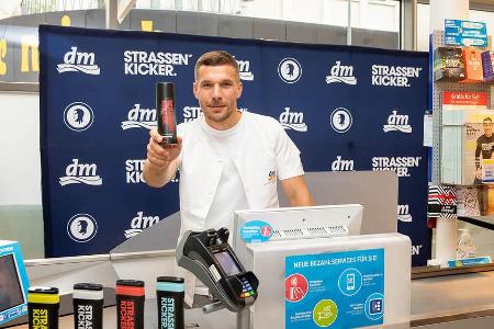 Lukas Podolski und der dm-Drogeriemarkt launchen Pflegeprodukte und stärken gemeinsam gesellschaftliches Engagement