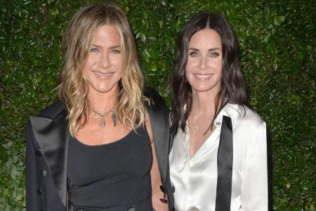 Jennifer Aniston (l.) und Courteney Cox strahlen gemeinsam um die Wette