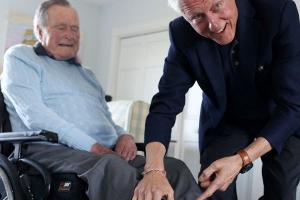 George Bush haut Bill Clinton von den Socken