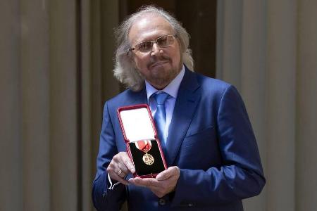 Sir Barry Gibb präsentiert stolz seinen Orden