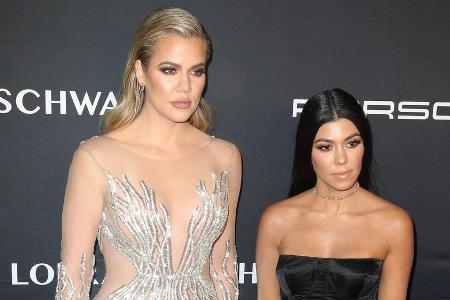 Kourtney Kardashian und Khloé Kardashian (l.) werden in den neuen Folgen ihre Sicht der Dinge erzählen
