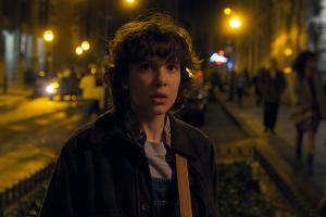 Eleven, gespielt von Millie Bobby Brown, in der zweiten Staffel "Stranger Things"
