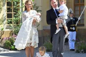 Prinzessin Adriennes Taufe: Kinderschar und Blumenprints
