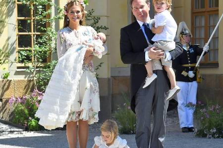 Die ganze Familie posiert für das Foto, nur Prinzessin Leonore scheint keine Lust zu haben