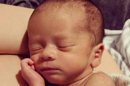 Chrissy Teigens kleiner Sohn Miles Theodore Stephens ist erst gute drei Wochen alt, lässt sich aber durch nichts aus der Ruh... Chrissy Teigens kleiner Sohn Miles Theodore Stephens ist erst gute drei Wochen alt, lässt sich aber durch nichts aus der Ruh...