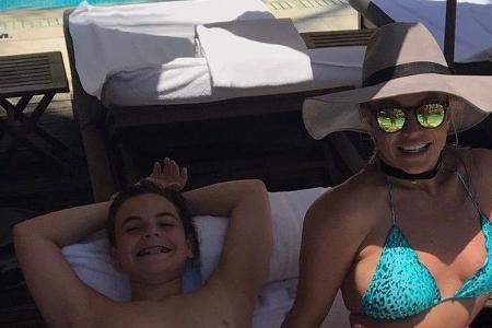 Gemütliches Relaxen im Schatten für Britney Spears und ihren Sohn Sean Preston. So lässt es sich leben Gemütliches Relaxen im Schatten für Britney Spears und ihren Sohn Sean Preston. So lässt es sich leben