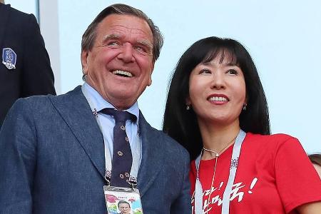 Gerhard Schröder mit seiner Ehefrau Soyeon Kim beim WM-Spiel Deutschland gegen Südkorea