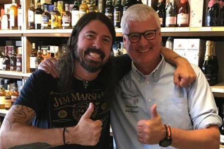 Dave Grohl (li.) und Geschäftsführer Holger Bracker im Weinhaus Gröhl Dave Grohl (li.) und Geschäftsführer Holger Bracker im Weinhaus Gröhl