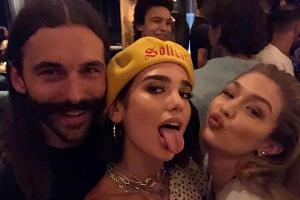 Sängerin Dua Lipa (Mitte) posiert mit Model Gigi Hadid und Friseur Jonathan Van Ness