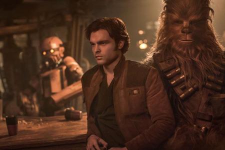 Han Solo (Alden Ehrenreich, links) und sein Co-Pilot Chewbacca (Joonas Suotamo)