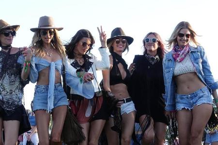Model Alessandra Ambrosio mit Freundinnen auf dem Coachella Festival 2017