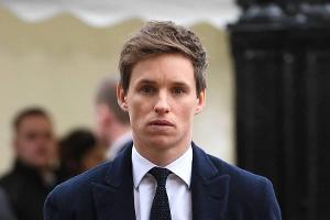 Eddie Redmayne erweist Stephen Hawking die letzte Ehre