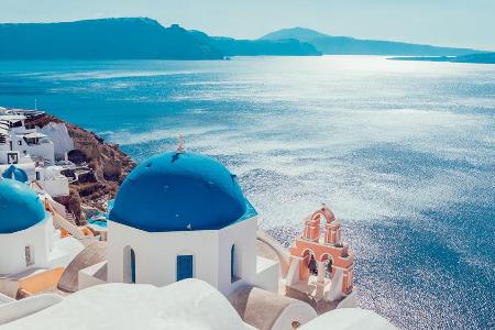 Greece is back! Auch die Mittelmeerinseln wie Santorin dürfen sich wieder über mehr Touristen freuen Greece is back! Auch die Mittelmeerinseln wie Santorin dürfen sich wieder über mehr Touristen freuen