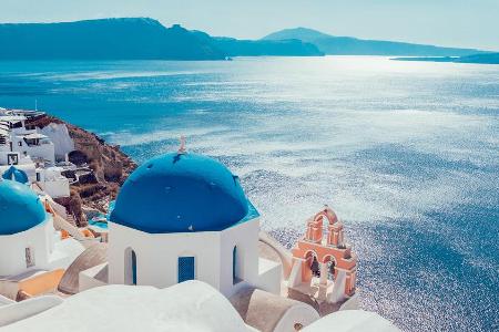 Greece is back! Auch die Mittelmeerinseln wie Santorin dürfen sich wieder über mehr Touristen freuen