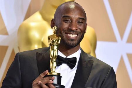 Kobe Bryant präsentiert seinen Oscar für Kobe Bryant präsentiert seinen Oscar für