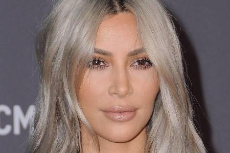 Inzwischen sind die Haare von Kim Kardashian zwar pink, davor hatte sich das It-Girl ihre Mähne aber weißblond gefärbt