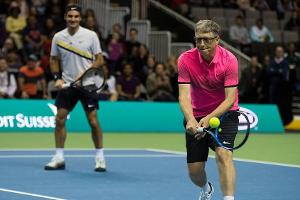 Ungewöhnliches Doppel: Roger Federer spielt mit Bill Gates Tennis