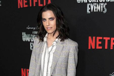 Von wegen spießig: Allison Williams macht aus dem grauen Zweiteiler eine lässige Abendgarderobe Von wegen spießig: Allison Williams macht aus dem grauen Zweiteiler eine lässige Abendgarderobe