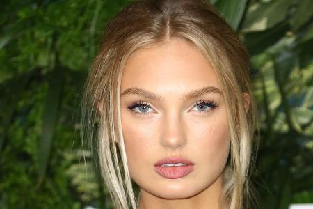 Model Romee Strijd betont ihre blauen Augen mit künstlichen Wimpern