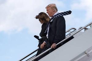 Melania Trump ließ sich von Donald Trump bei der Ankunft in Florida an der Hand nehmen
