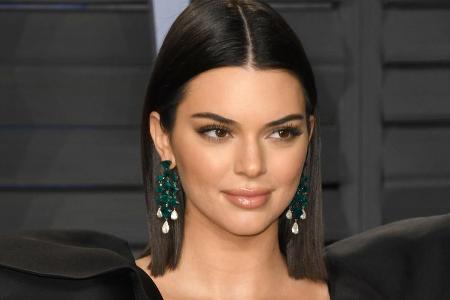 Kendall Jenner schritt alleine über den roten Teppich der Oscar-Party von Vanity Fair Kendall Jenner schritt alleine über den roten Teppich der Oscar-Party von Vanity Fair