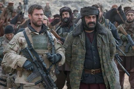 Mitch Nelson (Chris Hemsworth, l.) und der afghanische Kriegsherr General Dostum auf dem Schlachtfeld