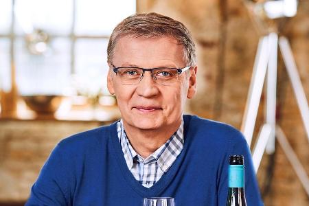Günther Jauch mit einer Flasche seines Aldi-Weins Günther Jauch mit einer Flasche seines Aldi-Weins