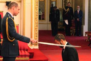 Prinz William schlägt Ringo Starr zum Ritter