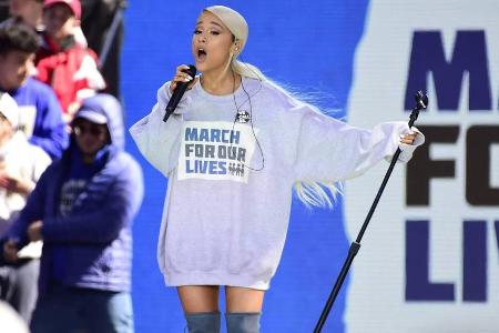 Sängerin Ariana Grande performt ihren Song Sängerin Ariana Grande performt ihren Song