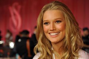 Toni Garrn tanzt für Alvaro Soler in neuem Musik-Video