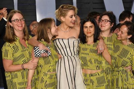 Schauspielerin und Regisseurin Greta Gerwig inmitten ihrer Freundinnen bei der Vanity-Fair-Oscar-Party