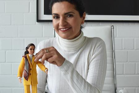 Leyla Piedayesh mit ihrer Barbie-Puppe zum Weltfrauentag