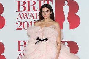 Dua Lipa auf dem roten Teppich der Brit Awards 2018, wo sie als beste britische Künstlerin ausgezeichnet wurde