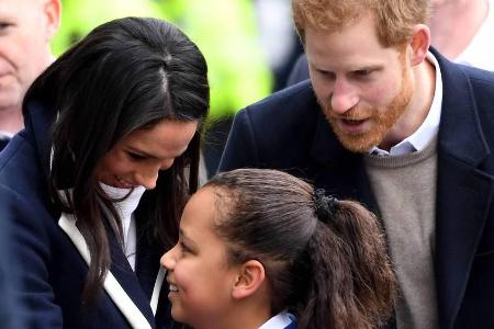 Meghan Markle herzt bei ihrem Birmingham-Besuch eine Schülerin