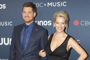 Michael Bublé strahlt mit seiner schwangeren Frau um die Wette