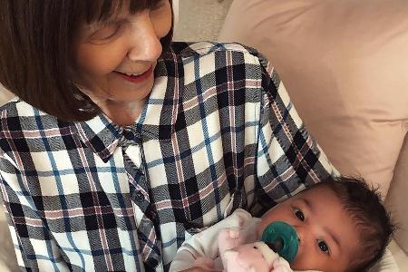 Stormi mit ihrer Uroma Stormi mit ihrer Uroma