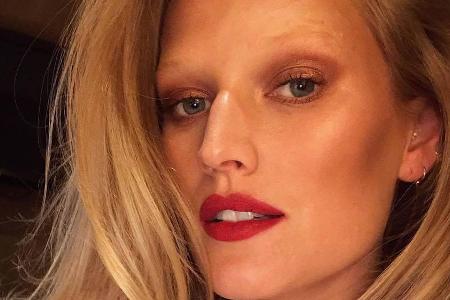 Toni Garrn fühlt sich ohne Augenbrauen wie ein Alien Toni Garrn fühlt sich ohne Augenbrauen wie ein Alien