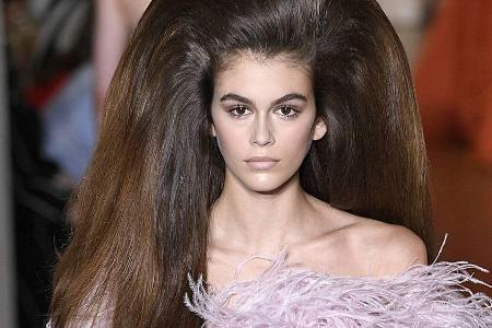 Cindy Crawfords Tochter Kaia Gerber ist inzwischen selbst ein gefragtes Model Cindy Crawfords Tochter Kaia Gerber ist inzwischen selbst ein gefragtes Model