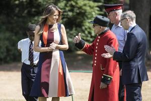 Melania Trump: In London trägt sie gut gelaunt Victoria Beckham