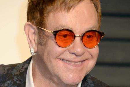 Hat gut lachen: Sir Elton John lässt sich manchmal einfach tragen Hat gut lachen: Sir Elton John lässt sich manchmal einfach tragen