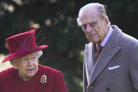 Queen Elizabeth II. und Prinz Philip nach einer Sonntagsmesse in der St. Peter und Paul Kirche in Sandringham