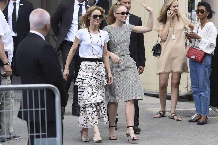 Vanessa Paradis und Tochter Lily-Rose Depp Seite an Seite am Rande der Chanel-Fashion-Show in Paris