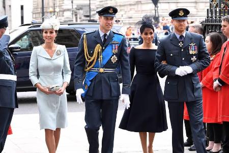 Herzogin Kate (v.l.) mit Prinz William, Herzogin Meghan und Prinz Harry auf dem Weg in die Westminster Abbey