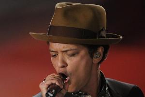 Feuriger Unfall! Bruno Mars muss von der Bühne fliehen