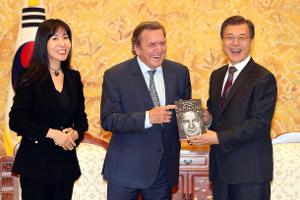 Es ist offiziell: Gerhard Schröder hat in Seoul geheiratet