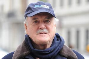 Das Maß ist voll! Darum will John Cleese auswandern